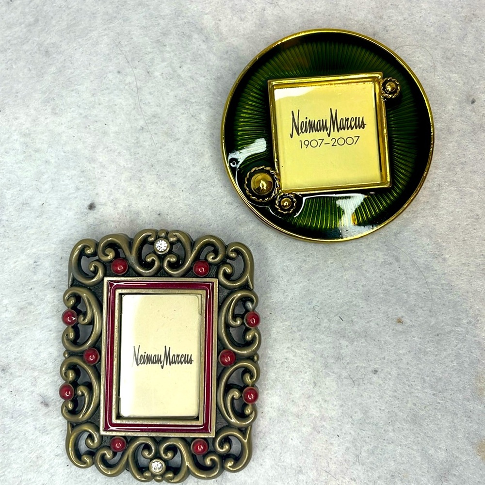 Neiman Marcus and Jay Strongwater broches Green and Silver-toned